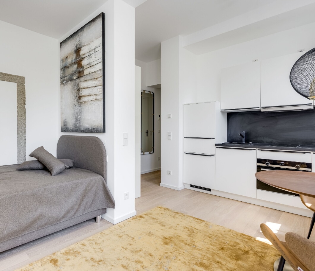 Wohnraum mit Küche und Bett