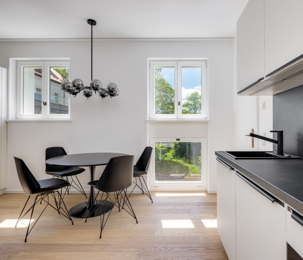 Esstisch mit Lampe und Kücheninsel