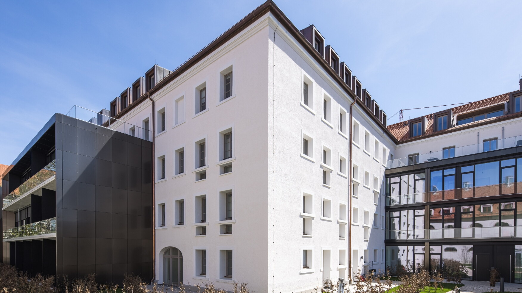 Rückansicht Luxusimmobilie München bei Tag